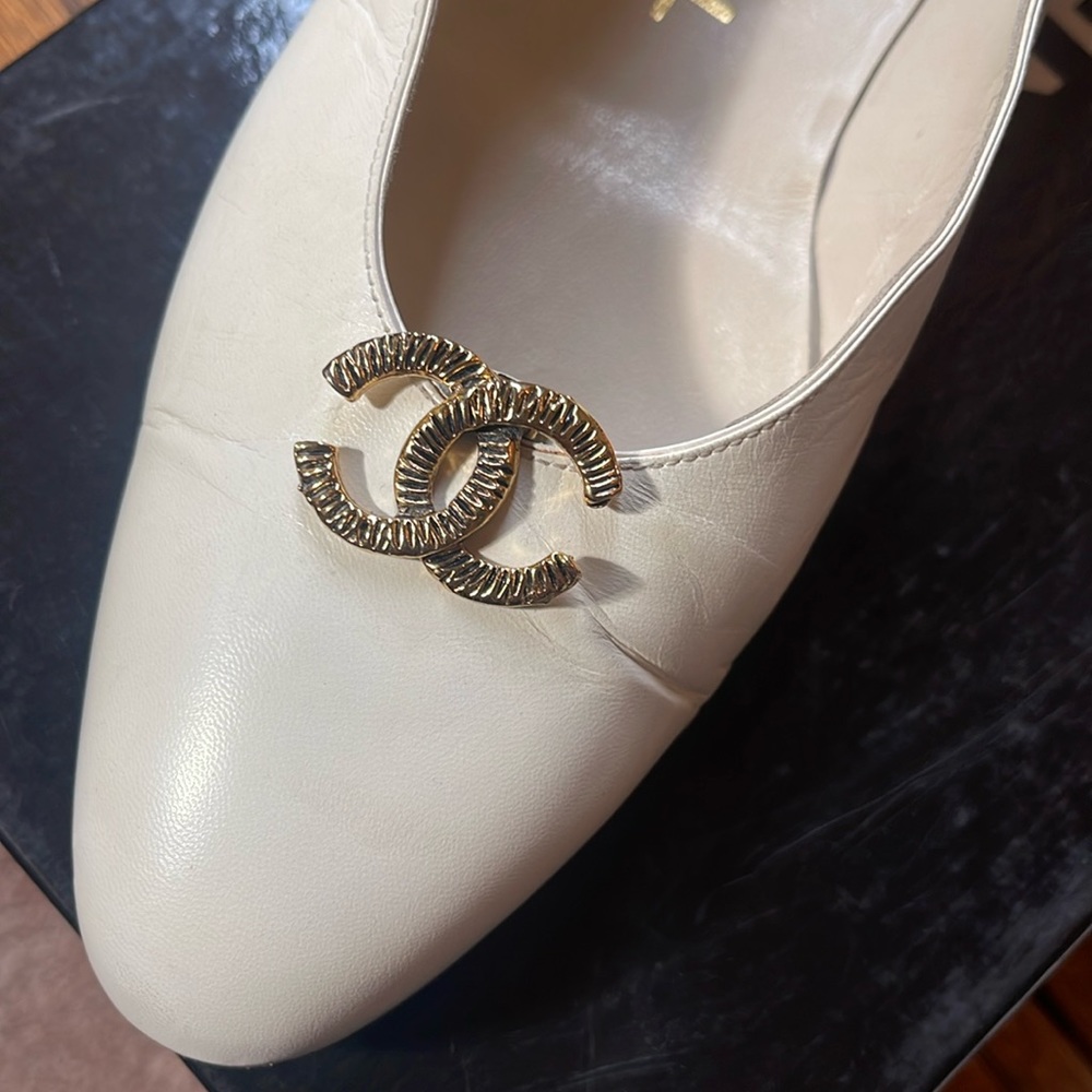 CHANEL Vintage Off-White Leather Flats 6 - Picture 6 of 10